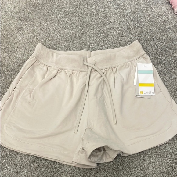 Zella Women's Cream Shorts - Picture 1 of 1